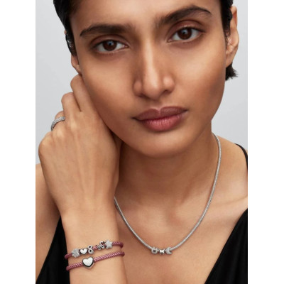 Vue Mini Charm Étoile Texturé sur un mannequin