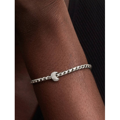 Gros plan du Mini Charm Lune Texturé
• Un mannequin portant le Mini Charm Lune Texturé