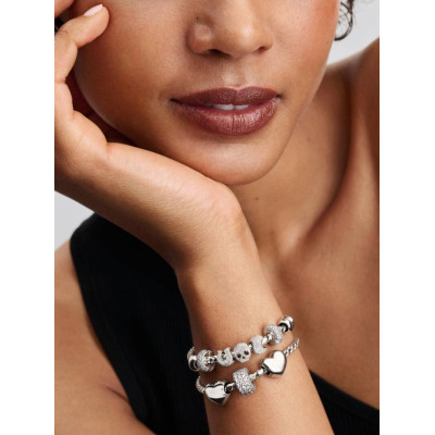 Vue Mini Charm Lune Texturé sur un mannequin