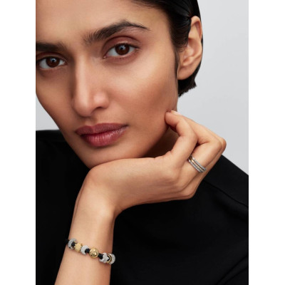 Mini Charm Lune Texturé sur un mannequin.