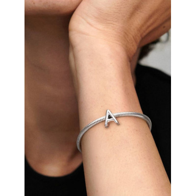 Gros plan de la Charm Alphabet Lettre A sur un mannequin