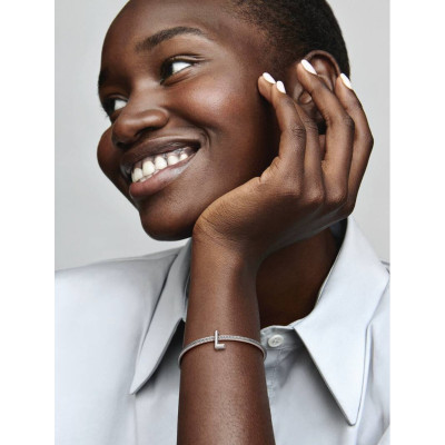 Un mannequin portant la Charm Alphabet Lettre M