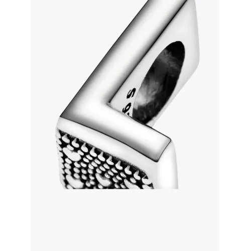 Photo présentant l’intégralité de la Charm Alphabet Lettre M