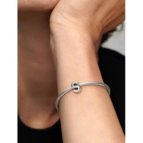 Photo présentant l’intégralité de la Charm Alphabet Lettre S