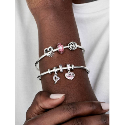 Charm Verre De Murano Rose Ondulé Fantaisie sur un mannequin.