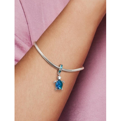 Gros plan de la Charm Pendant Tortue De Mer Verre De Murano sur un mannequin