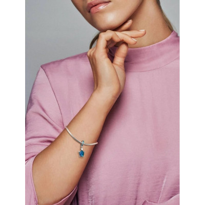 Charm Pendant Tortue De Mer Verre De Murano sur un mannequin