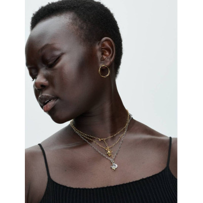 Charm Pendant Tortue De Mer Verre De Murano sur un mannequin