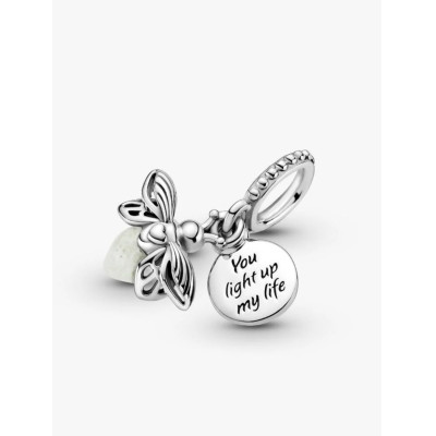 Gros plan de la Charm Pendant Tortue De Mer Verre De Murano