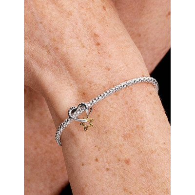 Gros plan de la Charm Verre De Murano Rose Encerclé sur un mannequin