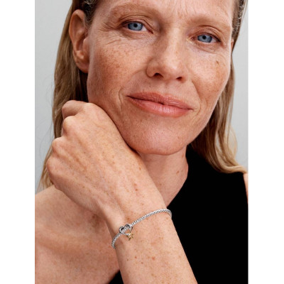 Charm Verre De Murano Rose Encerclé sur un mannequin