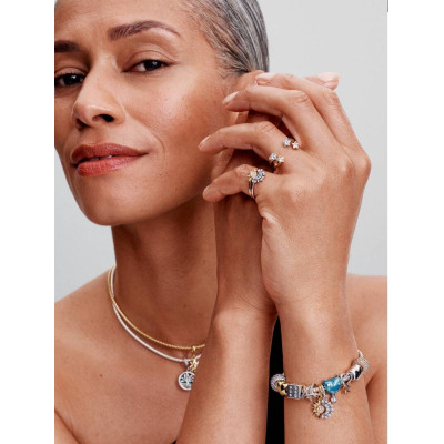 Vue Charm Verre De Murano Rose Encerclé sur un mannequin