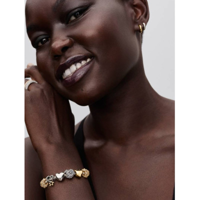 Charm Verre De Murano Rose Encerclé sur un mannequin