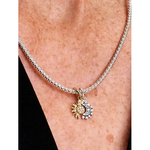 Photo présentant l’intégralité de la Charm Verre De Murano Rose Encerclé