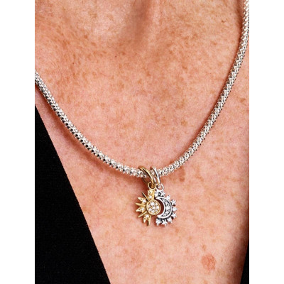 Gros plan de la Charm Pendant Soleil & Lune Séparable