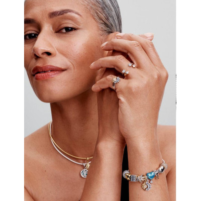 Vue Charm Pendant Soleil & Lune Séparable sur un mannequin