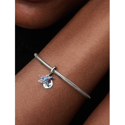 Gros plan de la Charm Pendant Double Colibri sur un mannequin