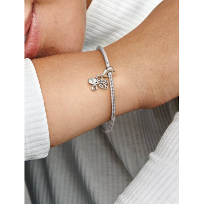 Gros plan de la Charm Pendant Triple Infini Famille dans sur un mannequin