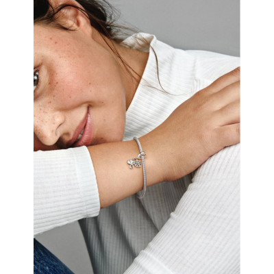 Un mannequin portant la Charm Pendant Triple Infini Famille dans