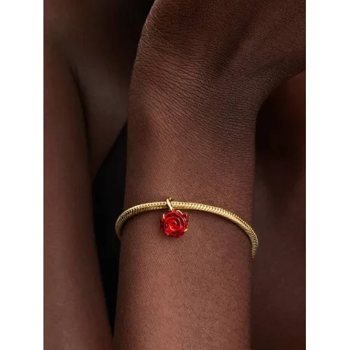 Photo présentant l’intégralité de la Charm Pendant Disney La Belle et La Bête Rose Enchantée