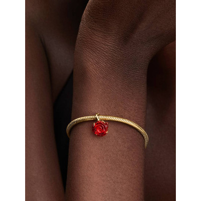 Gros plan de la Charm Pendant Disney La Belle et La Bête Rose Enchantée sur un mannequin