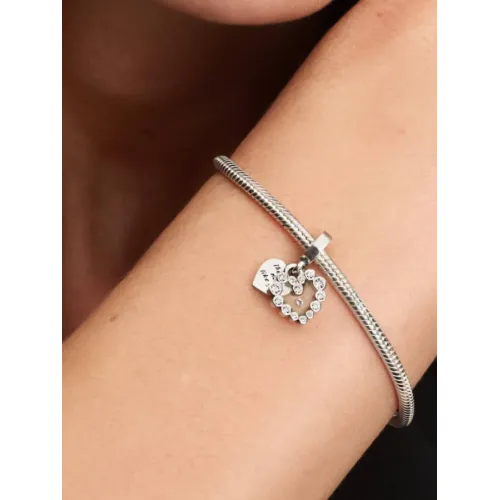 Photo présentant l’intégralité de la Charm Pendant Double Cœur Scintillant