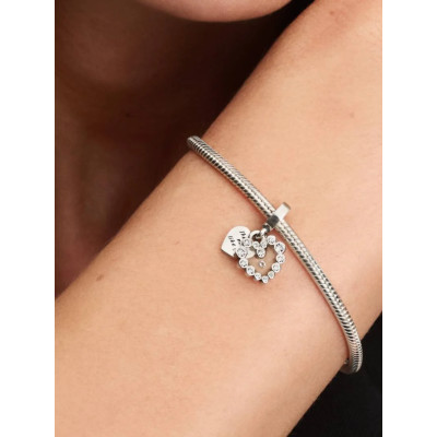 Gros plan de la Charm Pendant Double Cœur