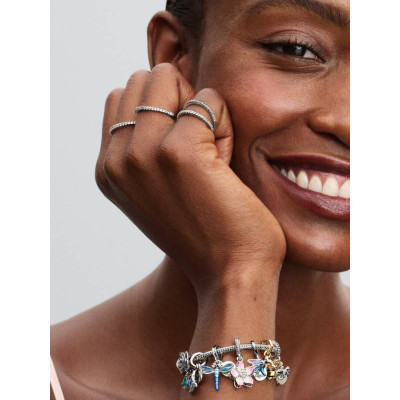 Un mannequin portant la Charm Pendant Fleur De Cerisier