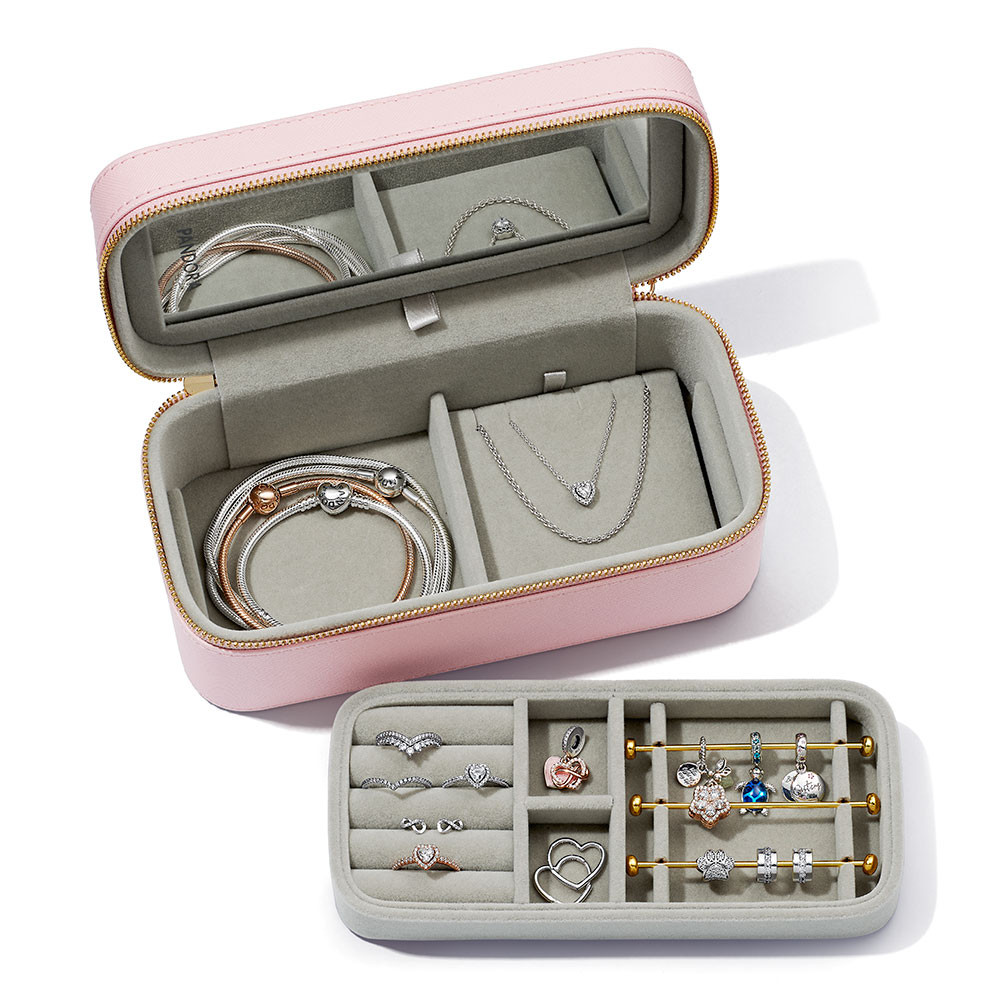 Photo présentant l’intégralité de la Pandora Boîte à Bijoux Rose Modèle Voyage avec les bijoux à l’intérieur