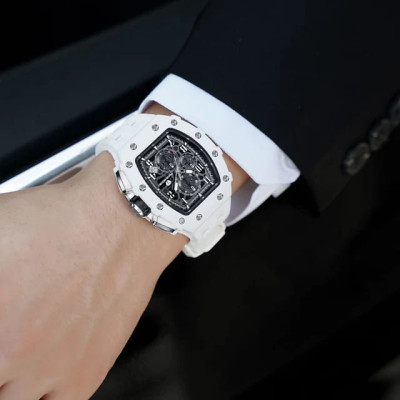 Un homme portant la Modèle Tsar Bomba Elemental Bioceramic Date Elemental Blanc