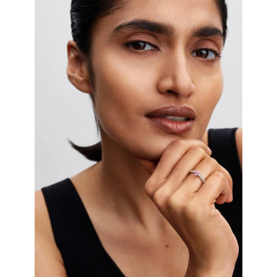 Bague Papillon Scintillante sur un mannequin