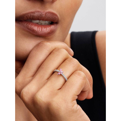 Gros plan de la Bague Papillon Scintillante sur un mannequin