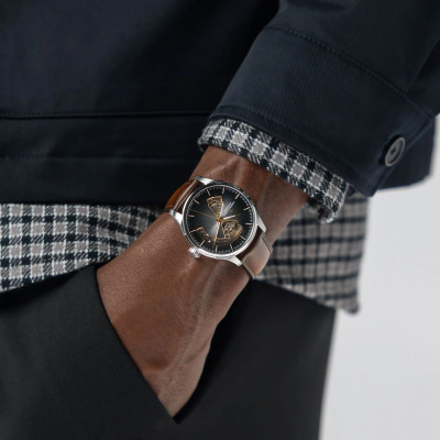 Photo avec les mains dans les poches, portant la Montre Jazzmaster Open Heart Auto 40 mm