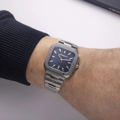 Une homme portant la montre Montres Herbelin Cap Camarat Square Quartz Bleu & Acier