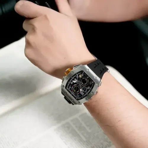 Photo montrant l'intégralité de la montre Montre Tsar Bomba Chrono Quartz Acier Silicone Noir.