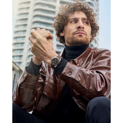 Photo de la Montre Certina DS Action GMT Powermatic 80 au poignet de un homme