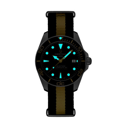 Photo de la Certina DS Action Diver 40.5 mm Powermatic 80 dans le noir montrant les aiguilles luminescentes