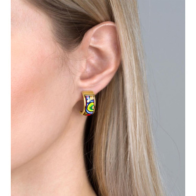 Boucles d’oreilles Mini-Créoles sur un mannequin