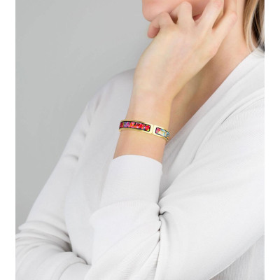 Un mannequin portant la Freywille Bracelet Clip Ballerina Hommage à Claude Monet