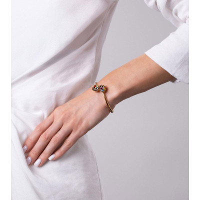 Un mannequin portant la FREY WILLE Bracelet Pebble Hommage À Hundertwasser