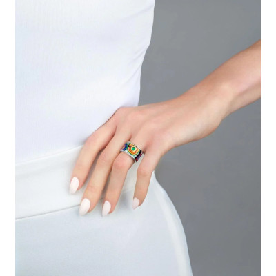 Un mannequin portant la FREYWILLE Bague Diva Hommage À Hundertwasser