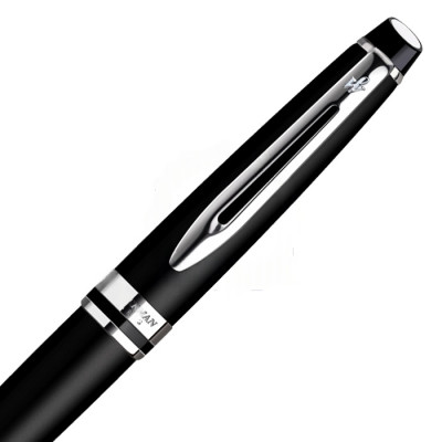 Photo en gros plan montrant le haut du stylo Waterman Expert Matt Black CT stylo à bille.