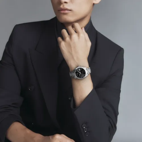 Photo montrant l'intégralité de la montre Montre Tissot Gentleman 38mm Cadran Noir Bracelet Métal