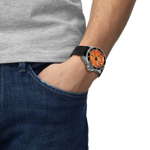 MONTRE TISSOT SEASTAR POWERMATIC 80 44 MM CÉRAMIQUE NOIRE CADRAN ORANGE BRACELET CAOUTCHOUC NOIR