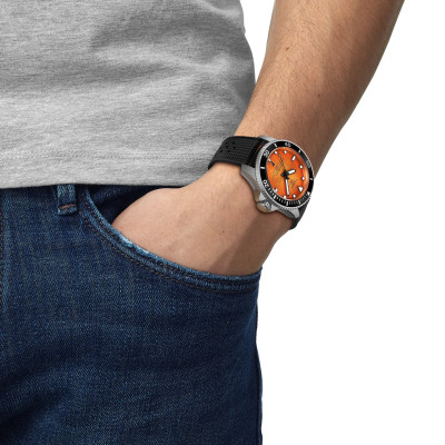MONTRE TISSOT SEASTAR POWERMATIC 80 44 MM CÉRAMIQUE NOIRE CADRAN ORANGE BRACELET CAOUTCHOUC NOIR