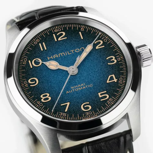 Hamilton Khaki Field Murph 38 mm bracelet cuir noir vue de face avec cadran bleu et boîtier argenté
