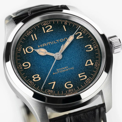 Hamilton Khaki Field Murph 38 mm bracelet cuir noir vue trois-quarts avec cadran bleu et chiffres arabes beige