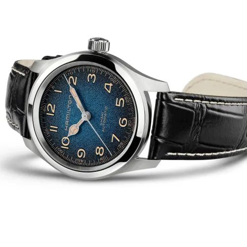 Hamilton Khaki Field Murph 38 mm bracelet cuir noir vue de face avec cadran bleu et boîtier argenté