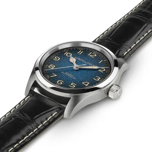 Hamilton Khaki Field Murph 38 mm bracelet cuir noir vue de face avec cadran bleu et boîtier argenté