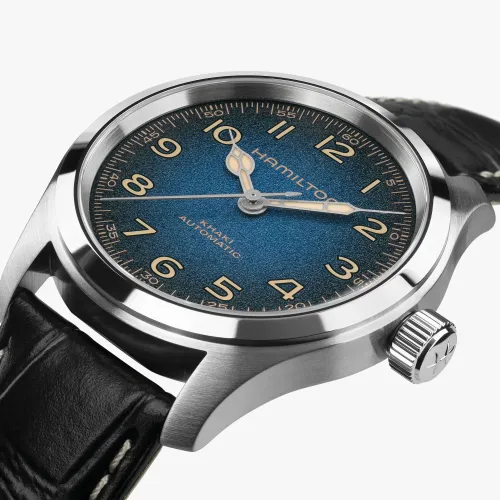 Hamilton Khaki Field Murph 38 mm bracelet cuir noir vue de face avec cadran bleu et boîtier argenté
